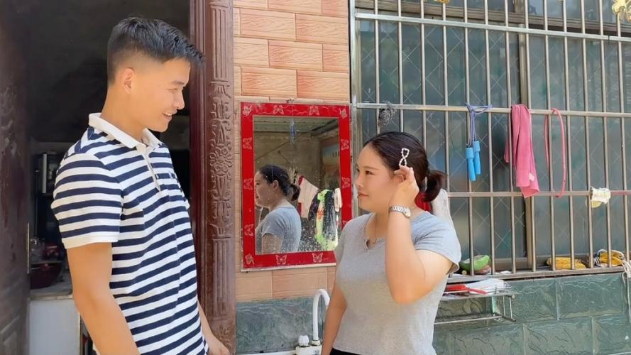 洪涛第一次和妞妞出门,胖姐夫不放心前来助阵,一家人相处真融洽