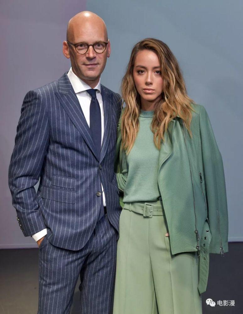 汪可盈现身米兰时装周秀场,浅绿套装知性迷人