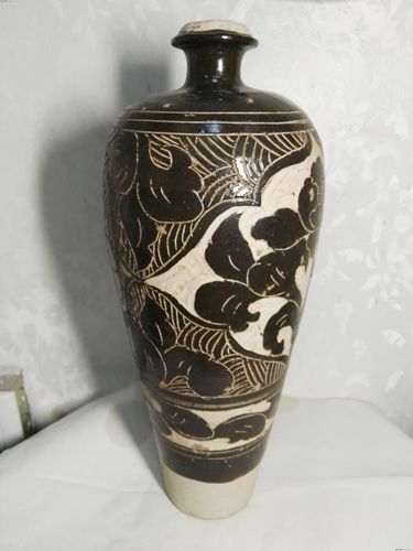 磁州窑黒釉剥花梅瓶