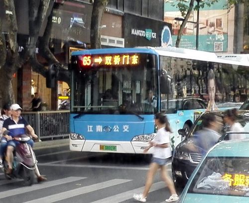 南京的新能源公交车挂的是绿牌,而且是六位数,这在其它城市貌似没见过