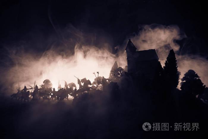 中世纪战斗场面与骑兵和步兵人物剪影作为分开的对象战斗在黑暗色调的