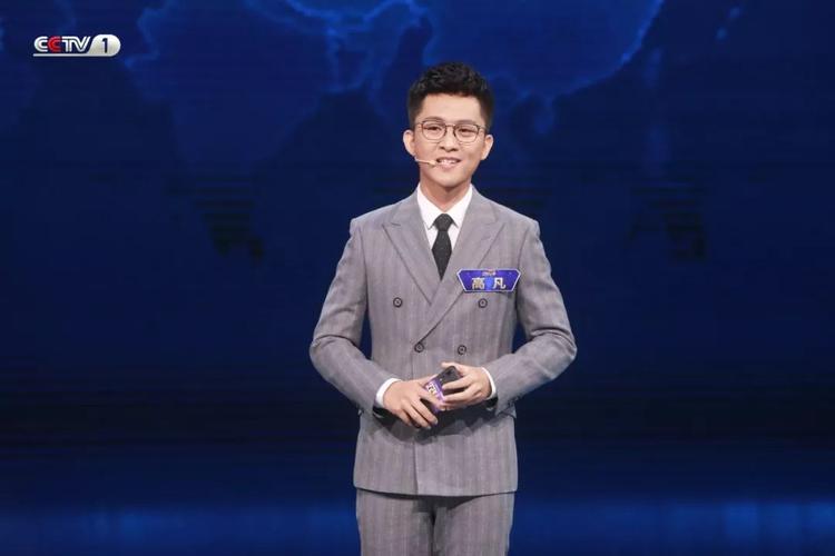 如今挑战主持融媒体新闻评论节目《中国舆论场》,他适当融入实时互动