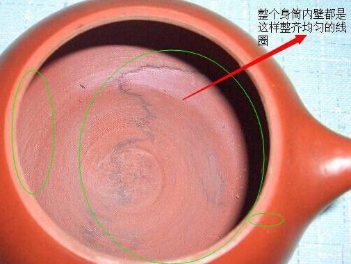 所谓手拉胚壶就是:机械操作,下面一个马达,上面一个圆盘.