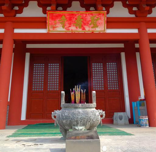 安徽萧县圣寿寺,一尊特大释迦摩尼卧佛长度约十几米,侧睡
