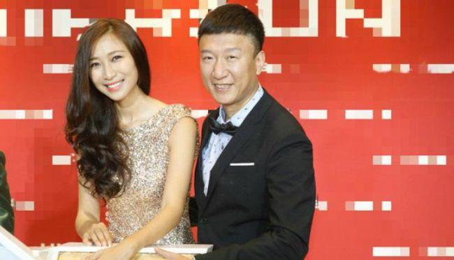 孙红雷妻子罕见曝光夫妻一起吃饭说说笑笑妻子比林志玲还美