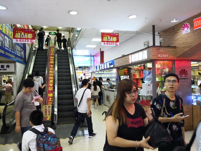 感受一下华强北最热闹的地方:手机批发市场