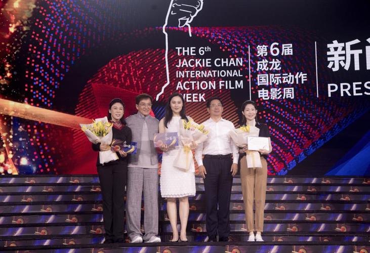 而在会场之外,电影频道主持人瑶淼,郭玮,映玲,李丹,金泽,巧筠,晓丽
