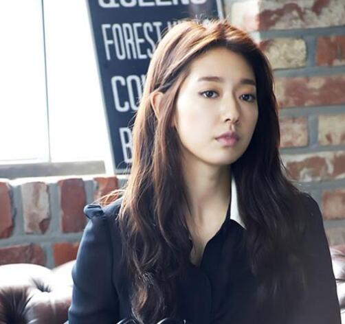 朴信惠,1990年2月18日出生于韩国光州,11岁拍摄李承焕的第一部mv《爱