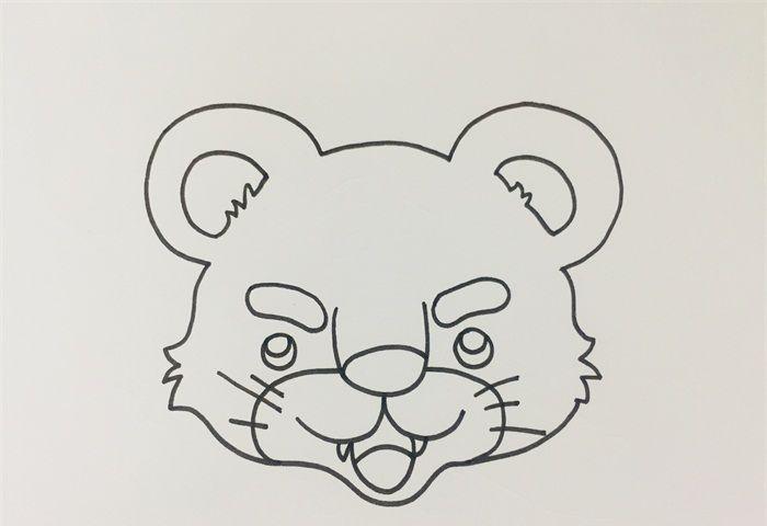 3,画出老虎的两只前爪,注意每只爪子上有三只脚趾,两只前爪一只在前