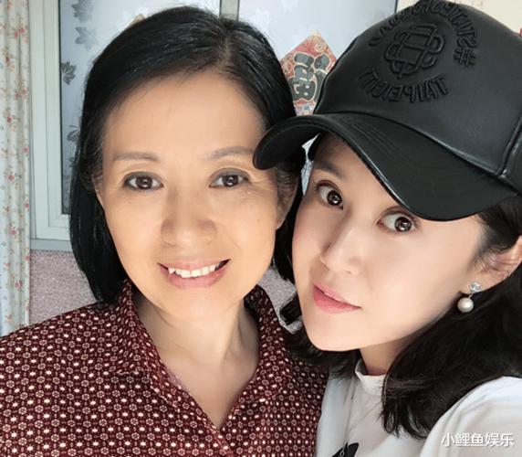 筱素清:"四嫂"扮演者,现实中贵妇气质,如今女儿是《乡