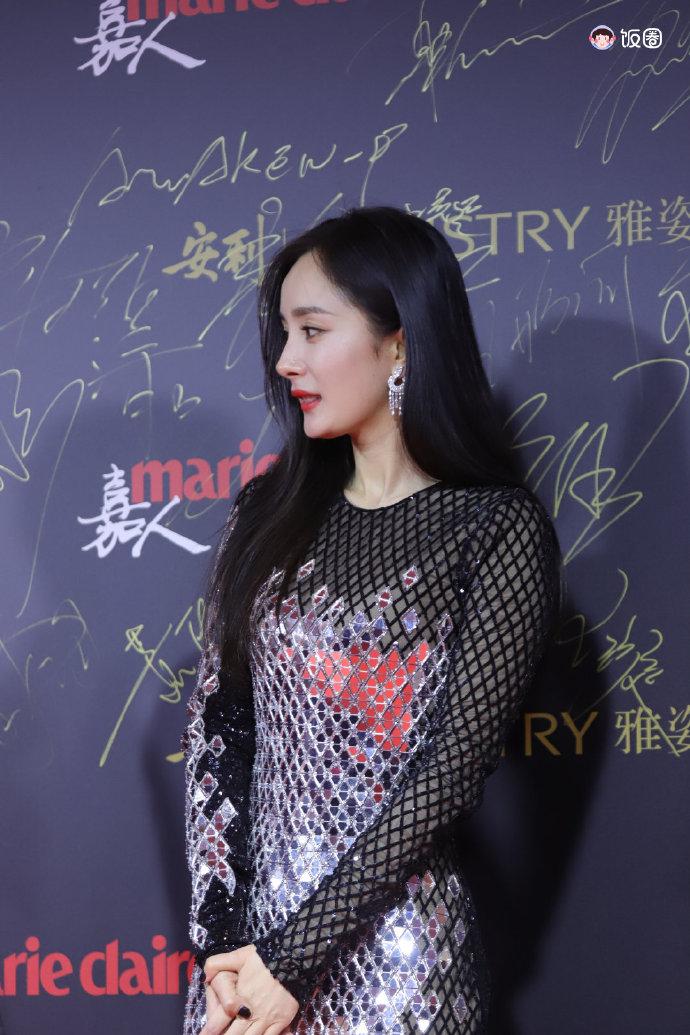 杨幂亮相2018嘉人中国风年度超级盛典,穿银色亮片黑