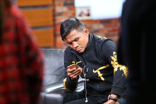 组图-播求帅气录制昆仑决新春特辑 耍酷卖萌迷倒女化妆师