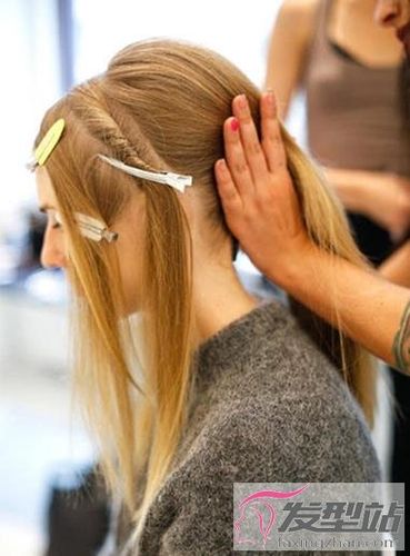 今天发型站的小编就来教大家如果扎出一款直发专属的编发马尾发型