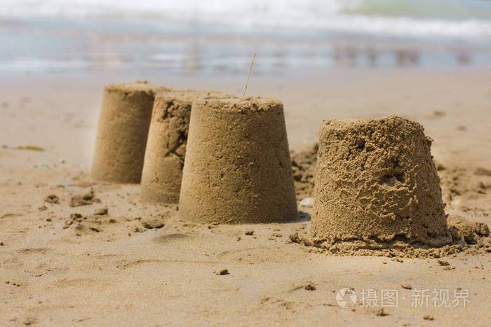 海边沙滩上的沙子城堡