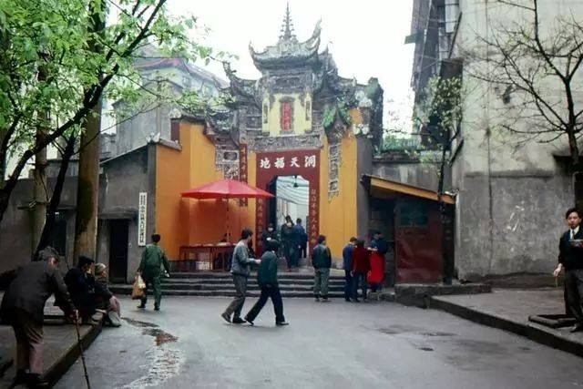 ▽"疯狂的石头"让罗汉寺火遍大江南北.