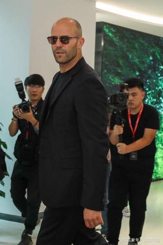 杰森斯坦森空降北京顶光头好纳凉穿黑西装man爆似大佬出巡