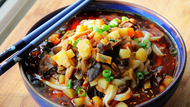 陕西特色臊子面,浇上酸汤,拌上肉臊子,吃完干活倍有劲