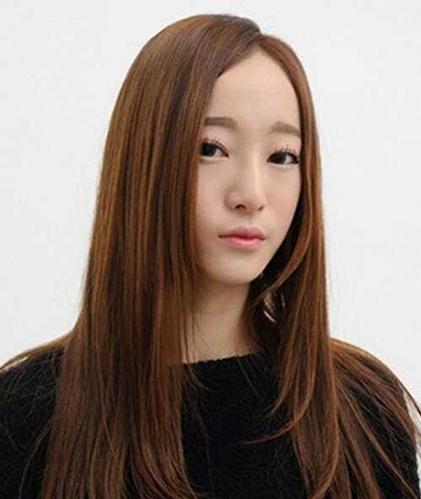 > 正文 许晴,厚重齐刘海 其实我们能看到大家数鹅蛋脸女星选择的都是