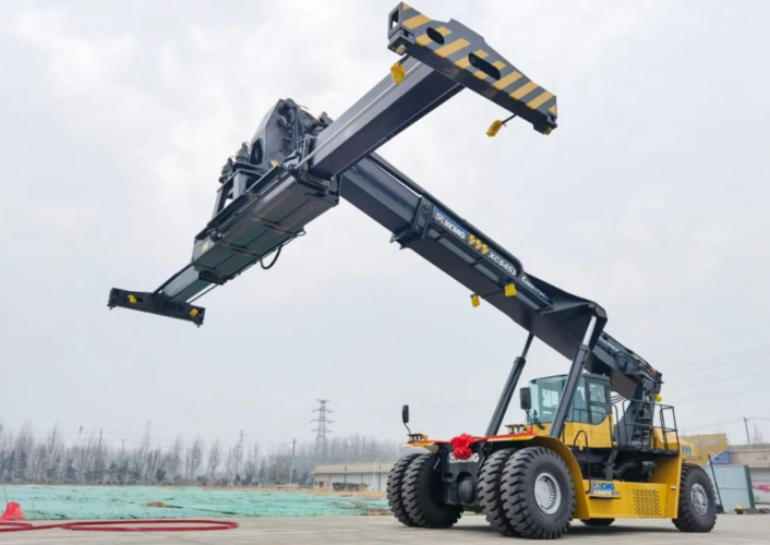 徐工正面吊凭借智能高效,节能环保,安全可靠,操作舒适等多个优势,从众