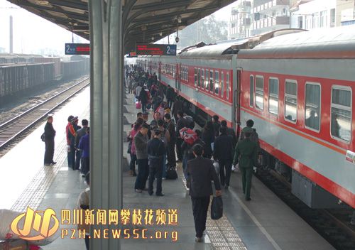 市民喜迎春 游子返乡忙