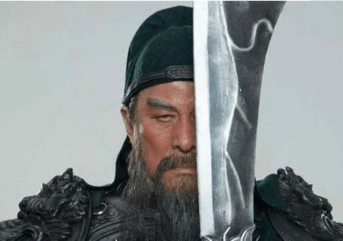 反而 感觉英气逼人,尤其配上他的红脸,傲气的丹凤眼,还有那长长的胡须