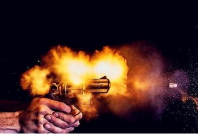 如果有人拿枪指着你,此时用手指堵住枪口,枪会炸膛还是手指报废