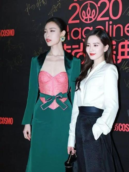 倪妮和刘诗诗同框,一个像是去上班,一个像是去约会,气质差距大