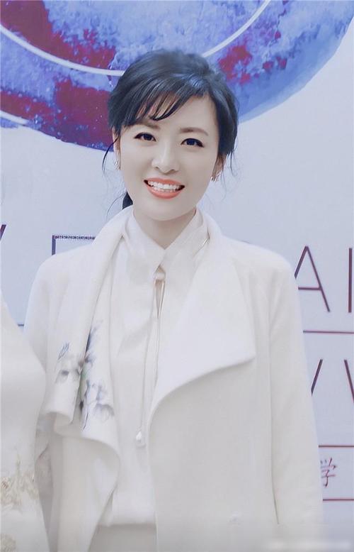 真正优雅的女人秋冬不会穿卫衣,学董卿,周涛这样穿,气质又优雅