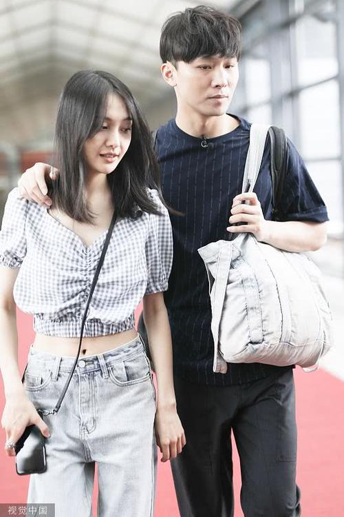 郑爽和男友搂抱现身,宣布想生3个孩子,罕见露蛮腰变小