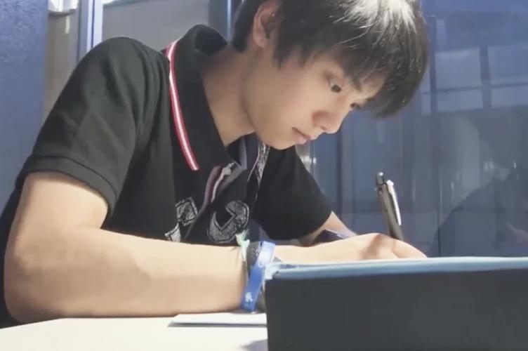 "这都是什么……"羽生轻轻摇着头忍俊不禁道,"啧啧啧我说这一晚上作业