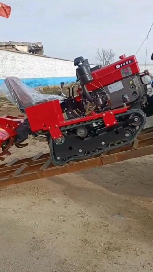 拖拉机#最小型多功能履带式微耕机,柴油机25马力