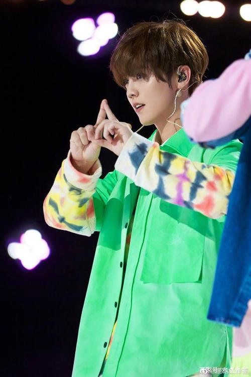 又是营业的一天,鹿晗boss真的在线鲨我