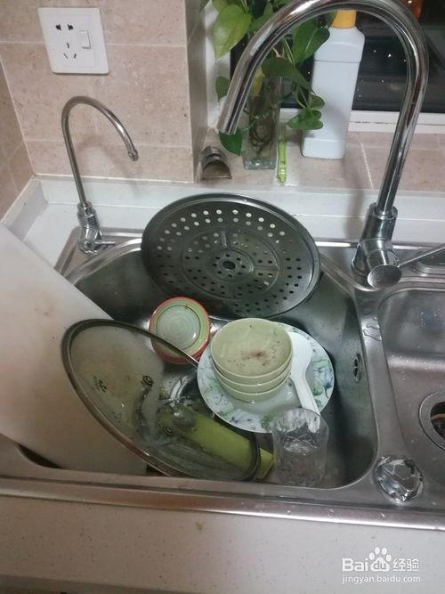 2 烧壶热水,洗洁精除油效果更好,冬天手也不凉 3 准备刷碗 4 准备一个