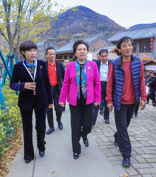 山东华旅创始人房利军与中国饭店协会会长韩明在老颜神街.