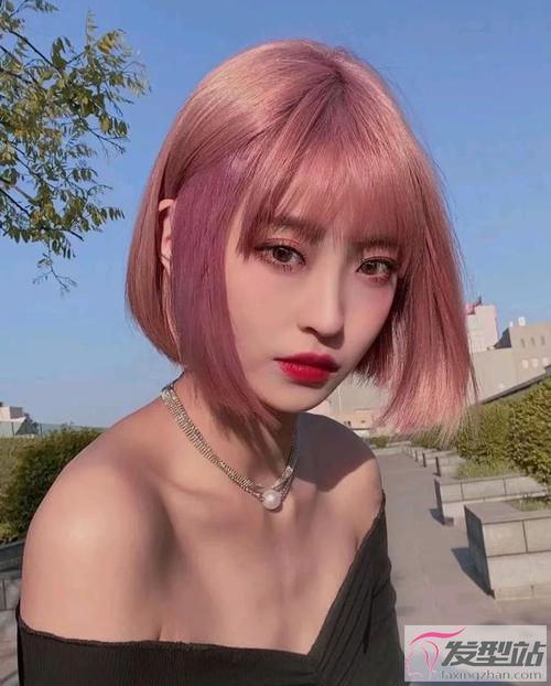 喜欢潮发色的女生,樱花粉绝对是首选,粉色的短发发型,仿佛像是从二