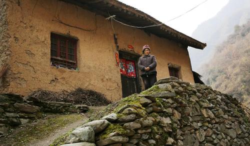 秦岭大山里烤着火的大妈心冷:儿遇车祸改嫁的儿媳死于