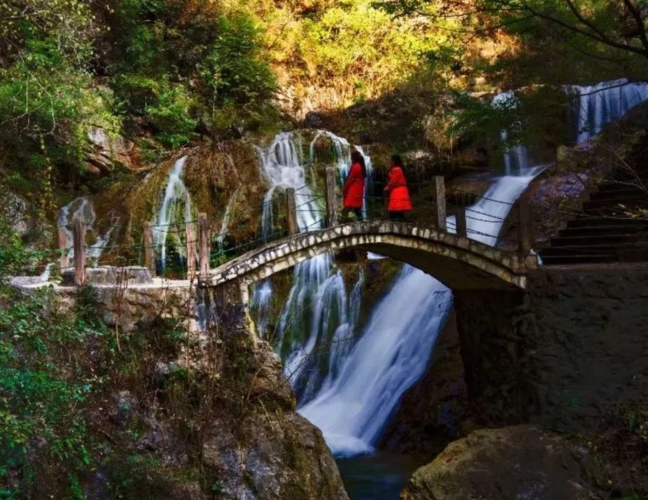 湖北十堰的网红景区,有湖北小九寨的美名,是夏季的清凉秘境