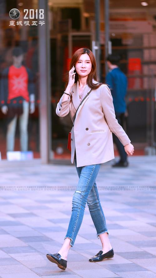 三里屯美女时尚街拍蕴藏着无限精彩的魅力