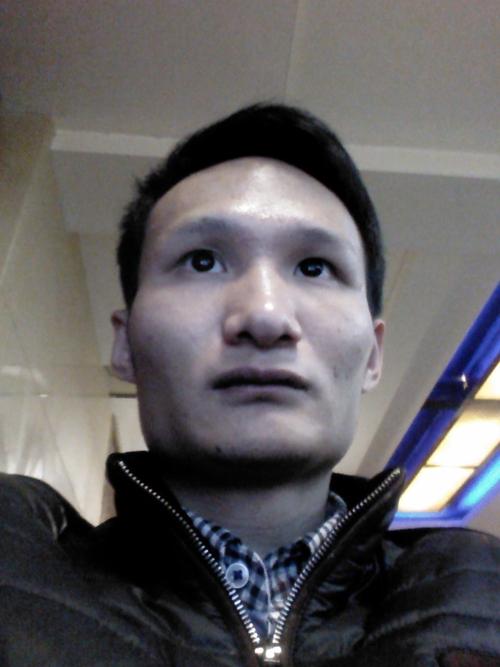 菱形脸,颧骨高.额骨宽.