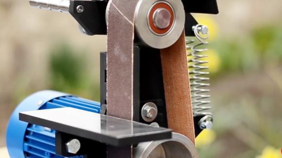 创意发明:这个砂带机的结构很合理,自带松紧装置,使用很方便