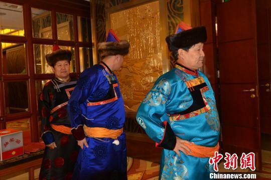 内蒙古呼伦贝尔推介冬季旅游模特儿穿蒙古袍走秀