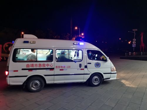 约10分钟后,搭载这名孕妇的救护车终于到达医院门诊大厅门口.