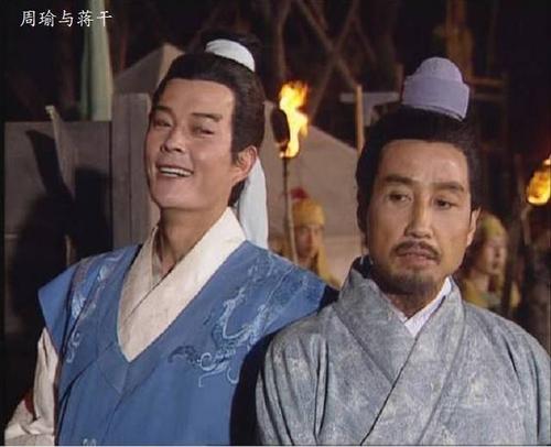 周瑜借蒋干之手,把假情报传给了曹操,使曹操中了反间计,杀了蔡瑁张允