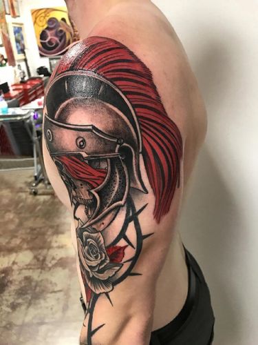 双大臂纹身男生大臂上彩色的头盔纹身图案