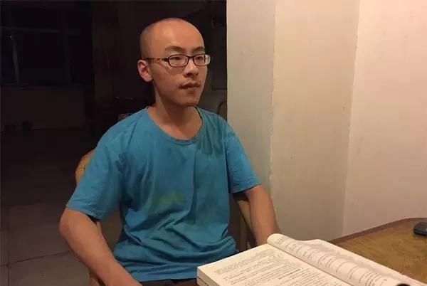 父母太过操心,上了初中之后,他被誉为"优秀学生"进入了一所重点中学