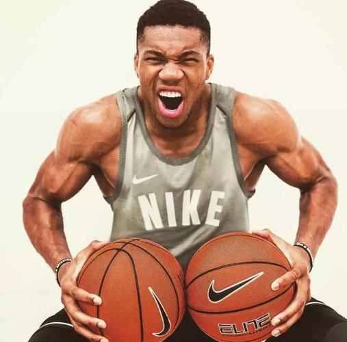 字母哥11月十佳球!隔扣老队友劈扣国王肌肉男!