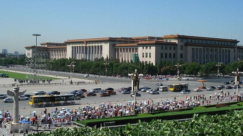 建在中轴线西侧的人民大会堂