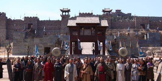 与林冲大战30回合战平,却被李逵一斧战败_祝龙_梁山_好汉