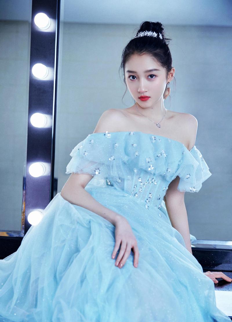 原创关晓彤是"胖"了?穿白色吊带连衣裙身材饱满丰润,曲线感满分