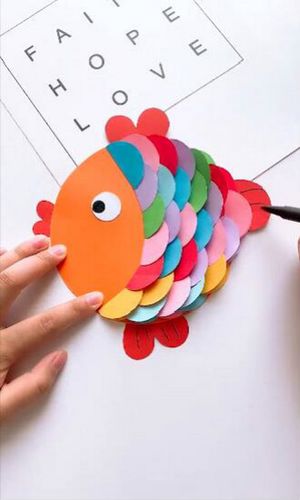 手工/爱好 > 手工艺  1 选择一张卡纸剪一个大圆.